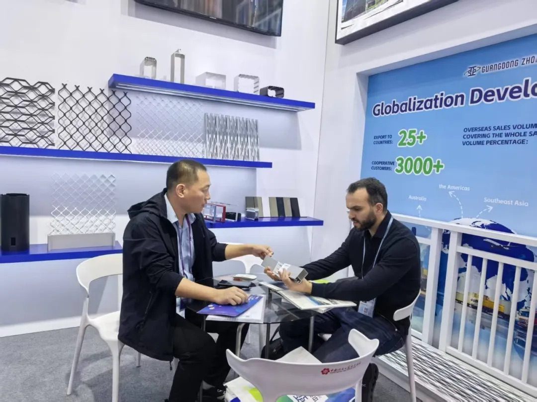 中亞鋁業(yè) “鋁” 光閃耀:廣交會首日現(xiàn)場搶“鮮”看!(圖4) 中亞鋁業(yè) “鋁” 光閃耀:廣交會首日現(xiàn)場搶“鮮”看!(圖4)